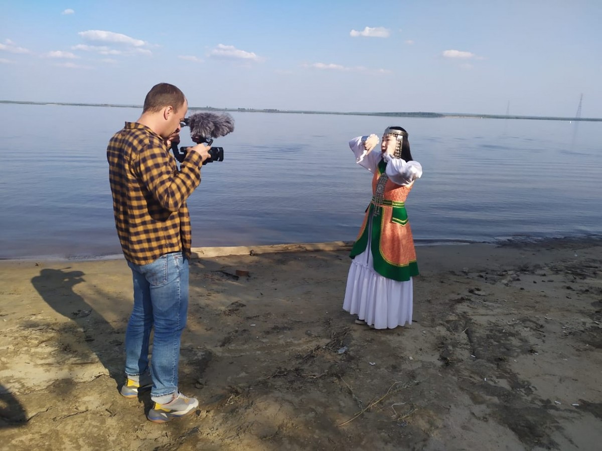 Фотофакт: Съемочная группа проекта "Неизвестная Россия" снимает фильм о крушении берега в Хатассах