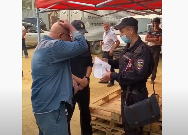 В Якутске во время проверки нелегальных торговцев овощами продавец устроил скандал