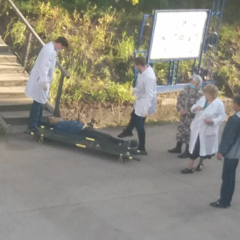 Видео:  "Мужчина, не дождавшись помощи медиков, скончался на ступеньках больницы в Алдане"