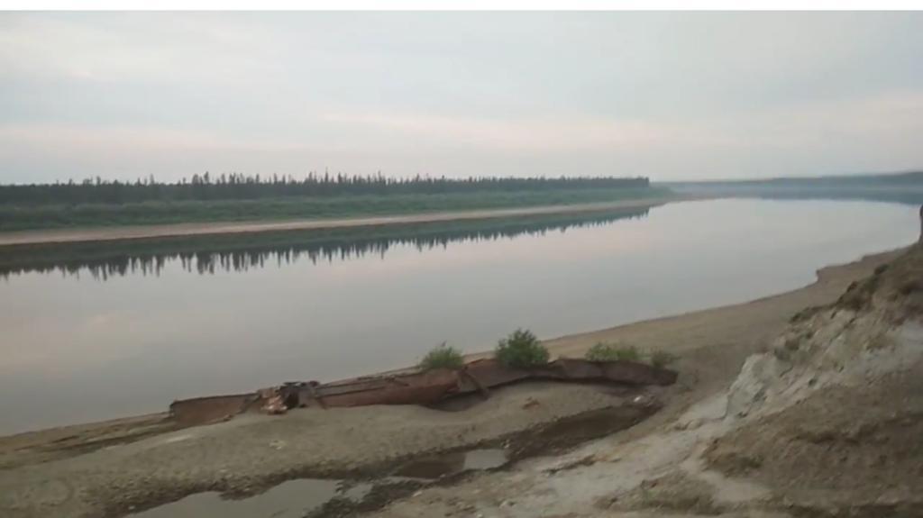 Экологическая организация потребовала очистить реку Марха от старых понтонов, барж и катеров