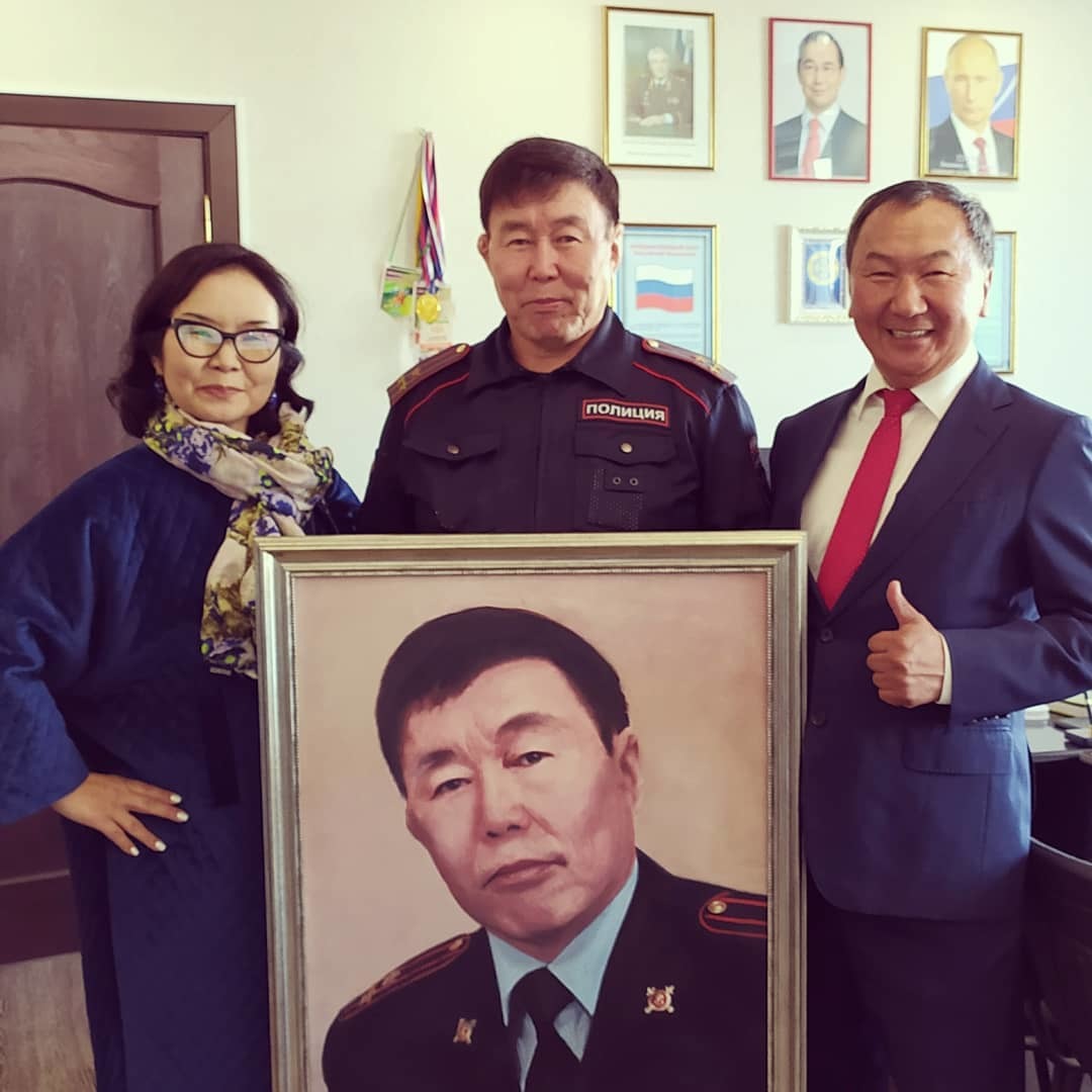 Фотофакт: Главному полицейскому Якутска подарили его портрет