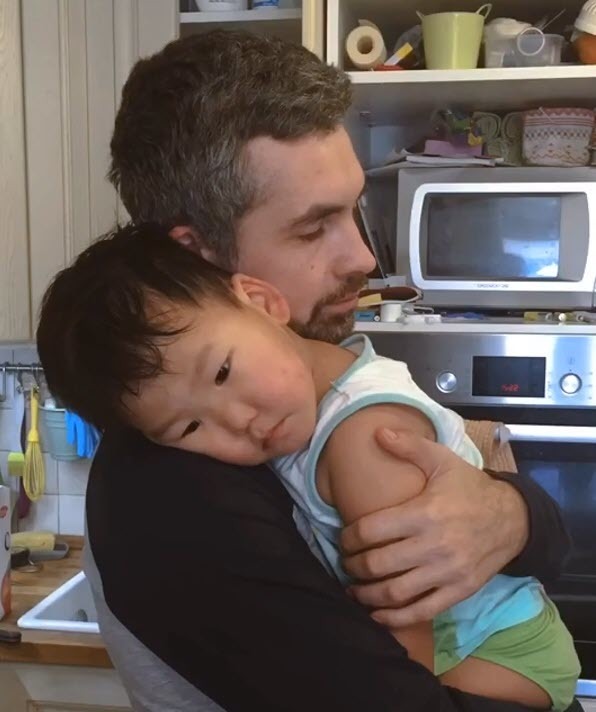 "Муж переживал, что не сможет полюбить сына", - в якутских соцсетях распространяется трогательное видео с усыновленным ребенком