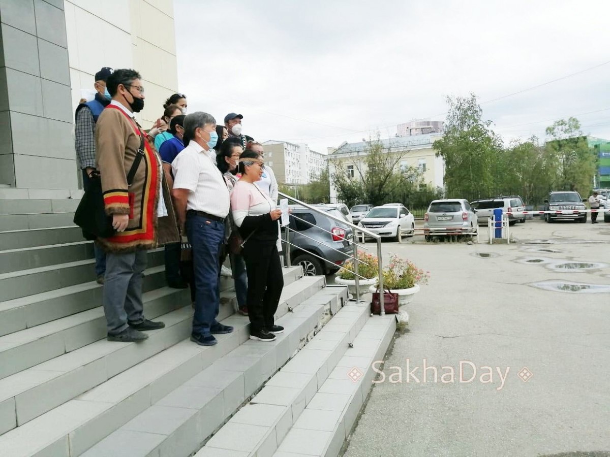 Видеофакт: У здания Якутского горсуда собрались представители КМНС Якутии, чтобы поддержать задержанного депутата Ил Тумэна