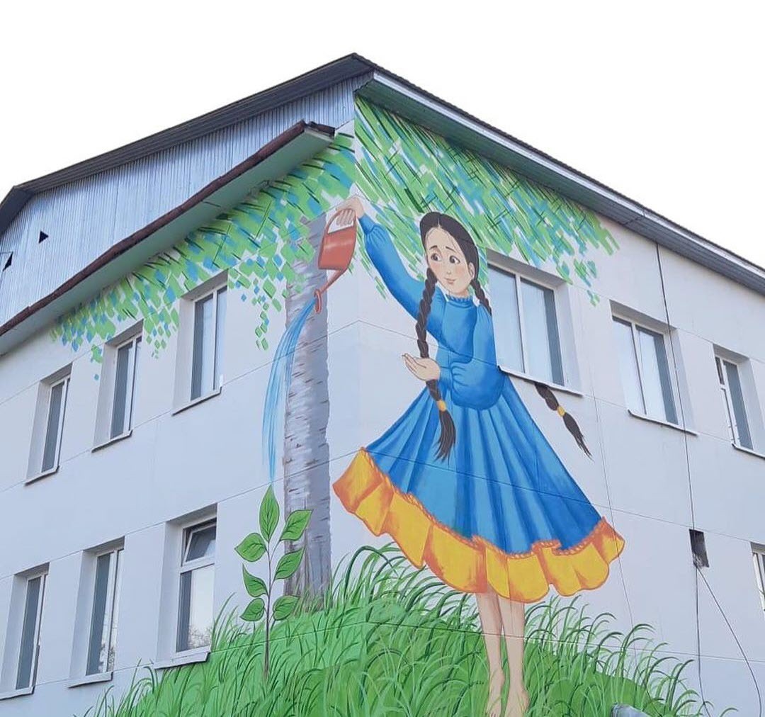 В Чурапчинском улусе на здании детсада заведующая и воспитательница нарисовали мурал