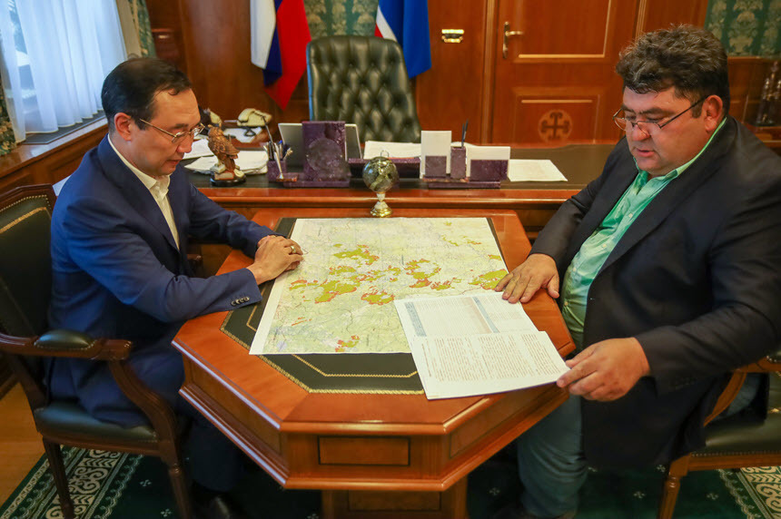 Айсен Николаев встретился с главой Среднеколымского района Евгением Слепцовым