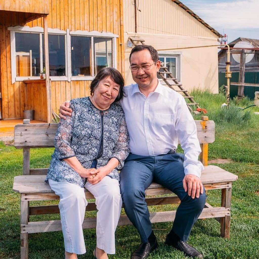 Глава Якутии поздравил маму с юбилеем