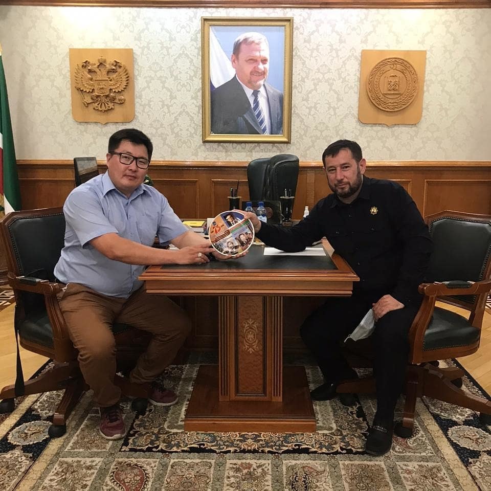 Фотофакт: Мэр Вилюйска Нюргустан Афанасьев обменялся опытом с мэром Грозного