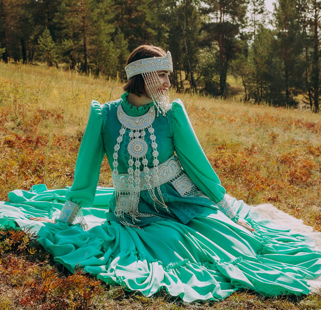 "Некоторые посчитали, что было бы лучше надеть сарафан и кокошник", - на мирнинском телевидении обсудили наряд якутского министра