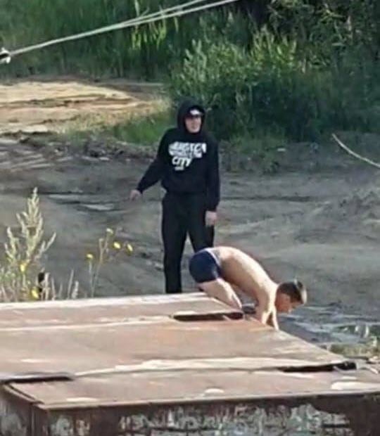 Видеофакт: Разбушевавшиеся жители Якутска закидали иномарку камнями