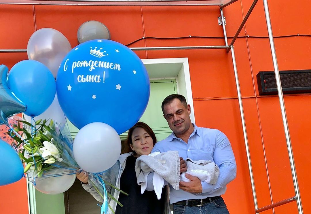Фотофакт: У якутского бодибилдера родился сын