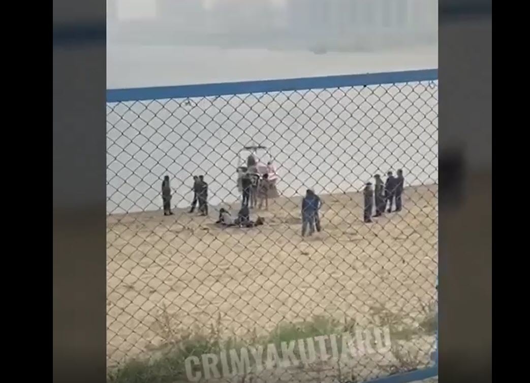 Видеофакт: На диком пляже в Якутске утонул мужчина