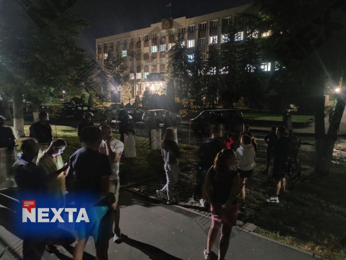 В белорусском городе бойцы ОМОН опустили щиты и обнялись с протестующими