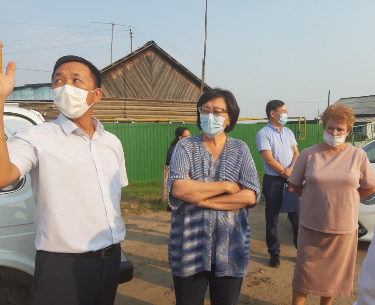 Сардана Авксентьева проверила работы по благоустройству села Хатассы