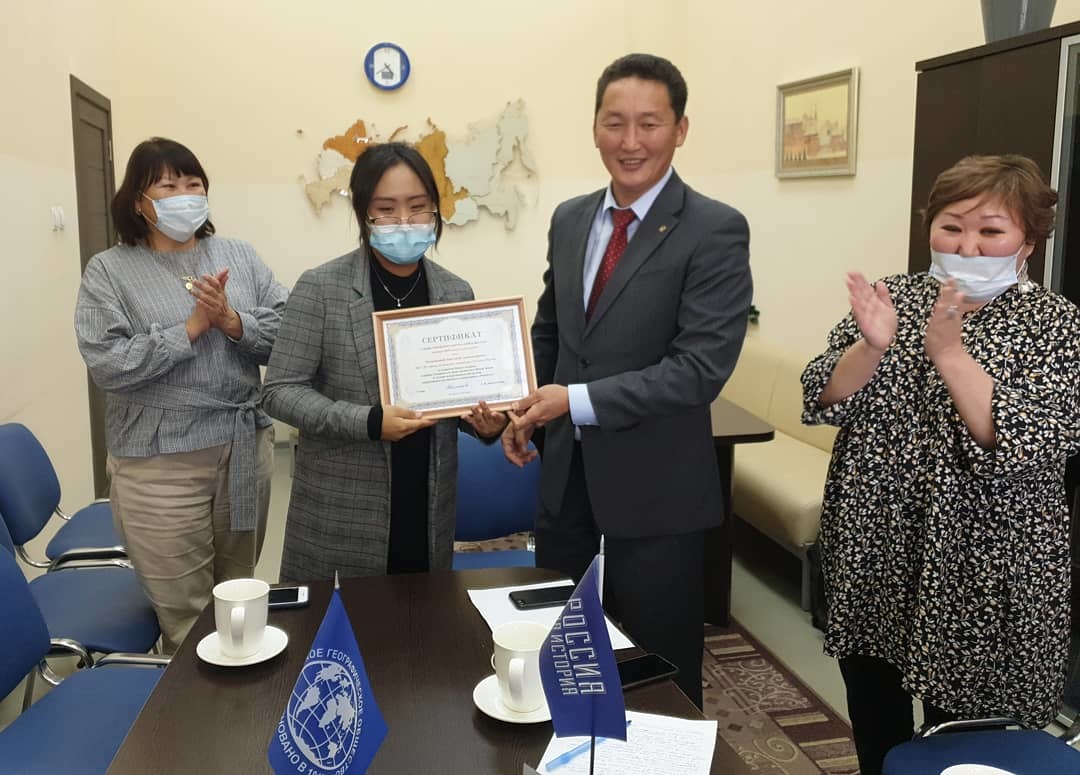 Анастасии Татариновой вручили награды Русского географеского общества и Окружной администрации города Якутска