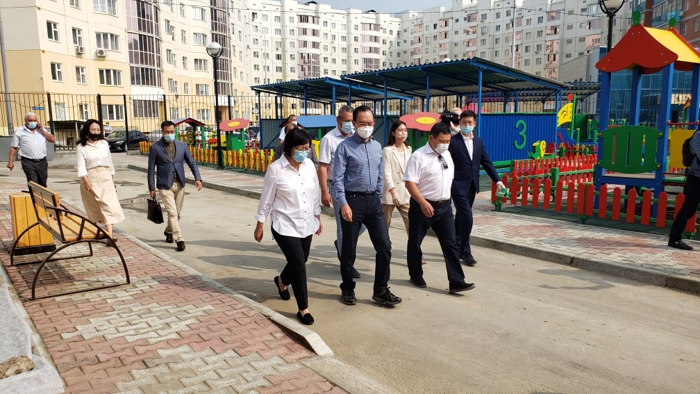 Айсен Николаев проверил строящиеся социальные объекты города Якутска