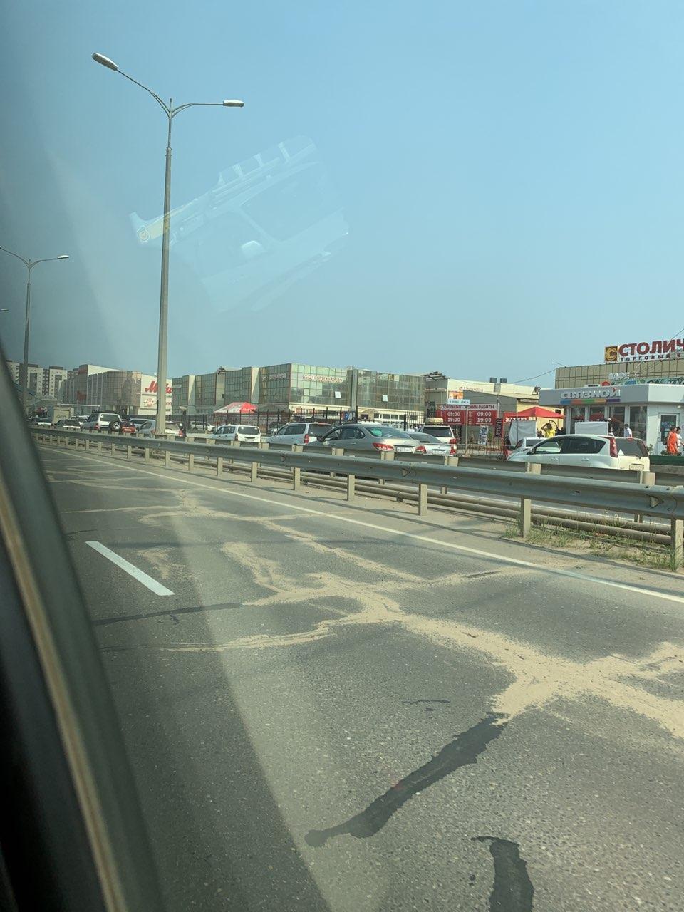 Фотофакт: Из-за ДТП образовалась пробка на дороге в аэропорт