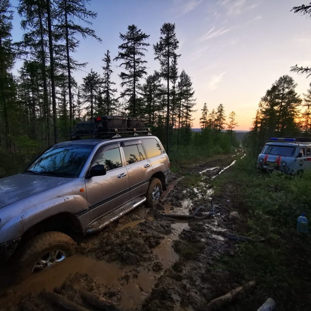 Фотофакт: Лэнд Крузер застрял в якутском лесу