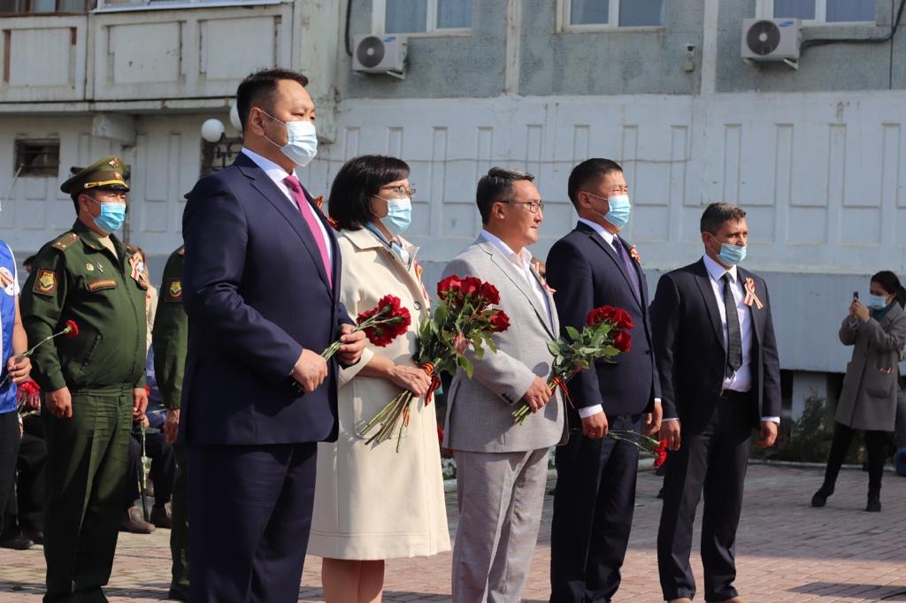 Альберт Семенов принял участие в торжественной церемонии возложения цветов к памятнику воинам-якутянам
