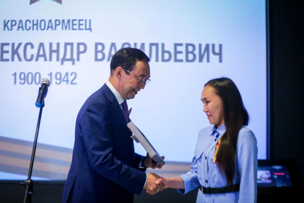 Айсен Николаев вручил правнучке солдата, считавшегося пропавшим без вести в годы ВОВ, его медальон