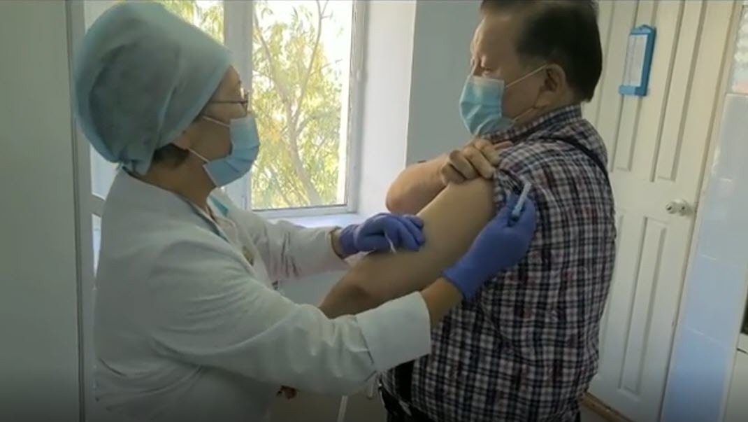 Видеофакт: Федот Тумусов подготовился к прививке от коронавируса