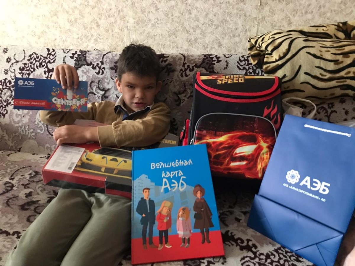 "Собери ребенка в школу". Руководство АЭБ оказало помощь восьми семьям Якутска