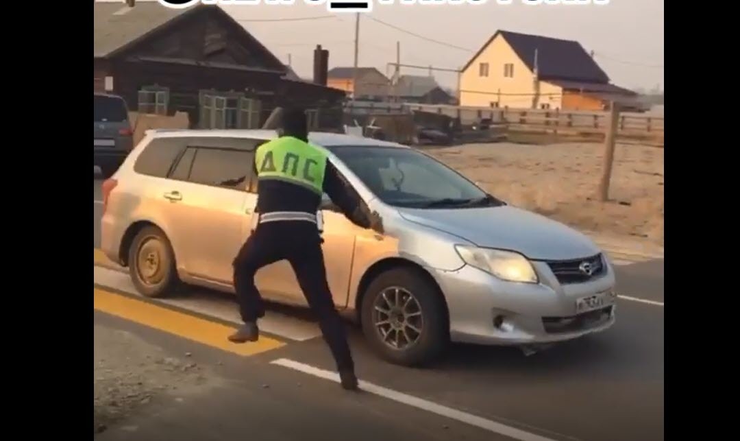 Погоня сотрудника ГИБДД за включившим задний ход авто попала на видео