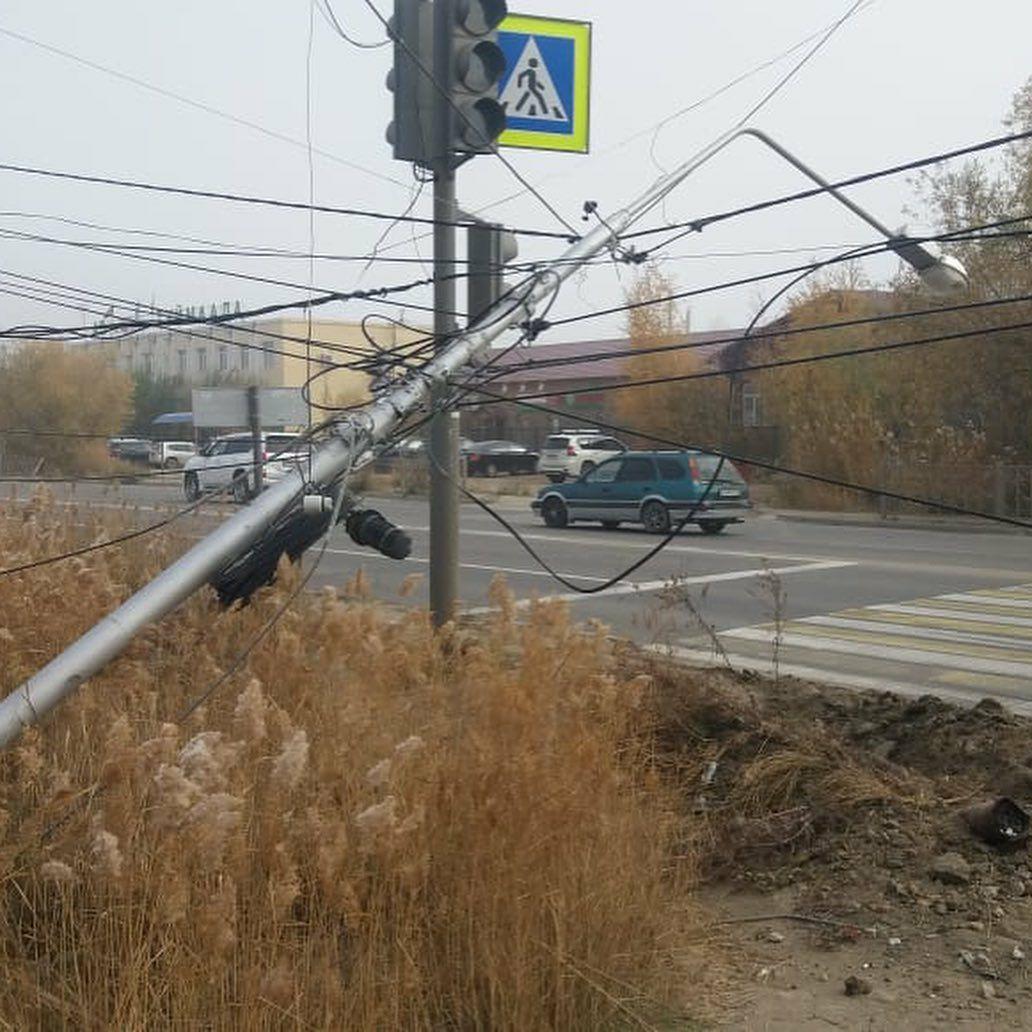 МУП Горсвет о восстановлении сбитого 17 сентября столба на ул. Автодорожная в Якутске