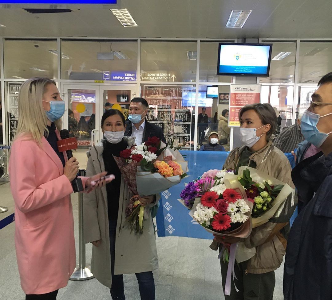 Фотофакт: Якутяне встретили победительницу Московского марафона Сардаану Трофимову в аэропорту