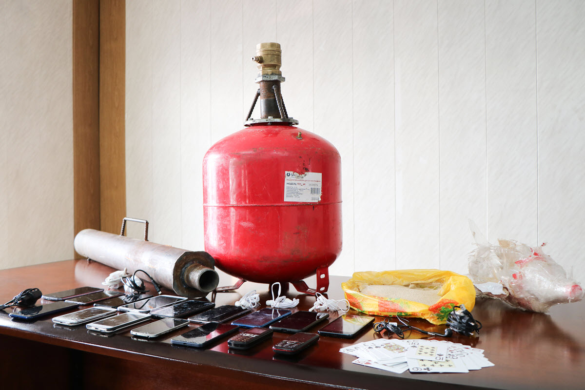 Крупную партию сотовых телефонов пытались переправить осужденным ИК-1 с помощью пневматической пушки