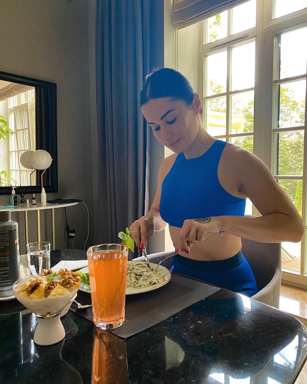 Видеофакт: Сардана Аксентьева угостила Тину Канделаки хлебом из Якутии