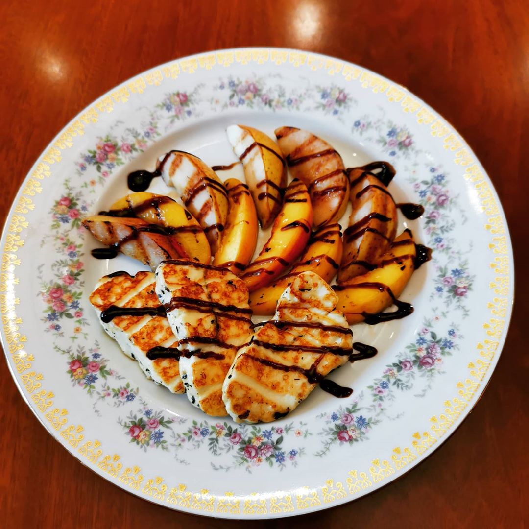 Фотофакт: Мэр Якутска поделилась рецептом аппетитного блюда из халлуми и фруктов