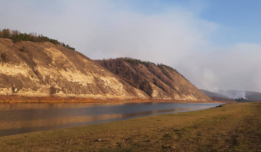 В Амге введен режим чрезвычайной ситуации в связи с лесными пожарами, уничтожившими сено