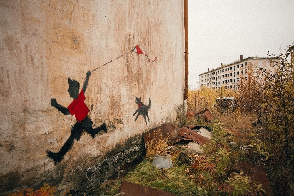 Это хулиганство или сохранение памяти? Эксперты о граффити якутян в городе-призраке