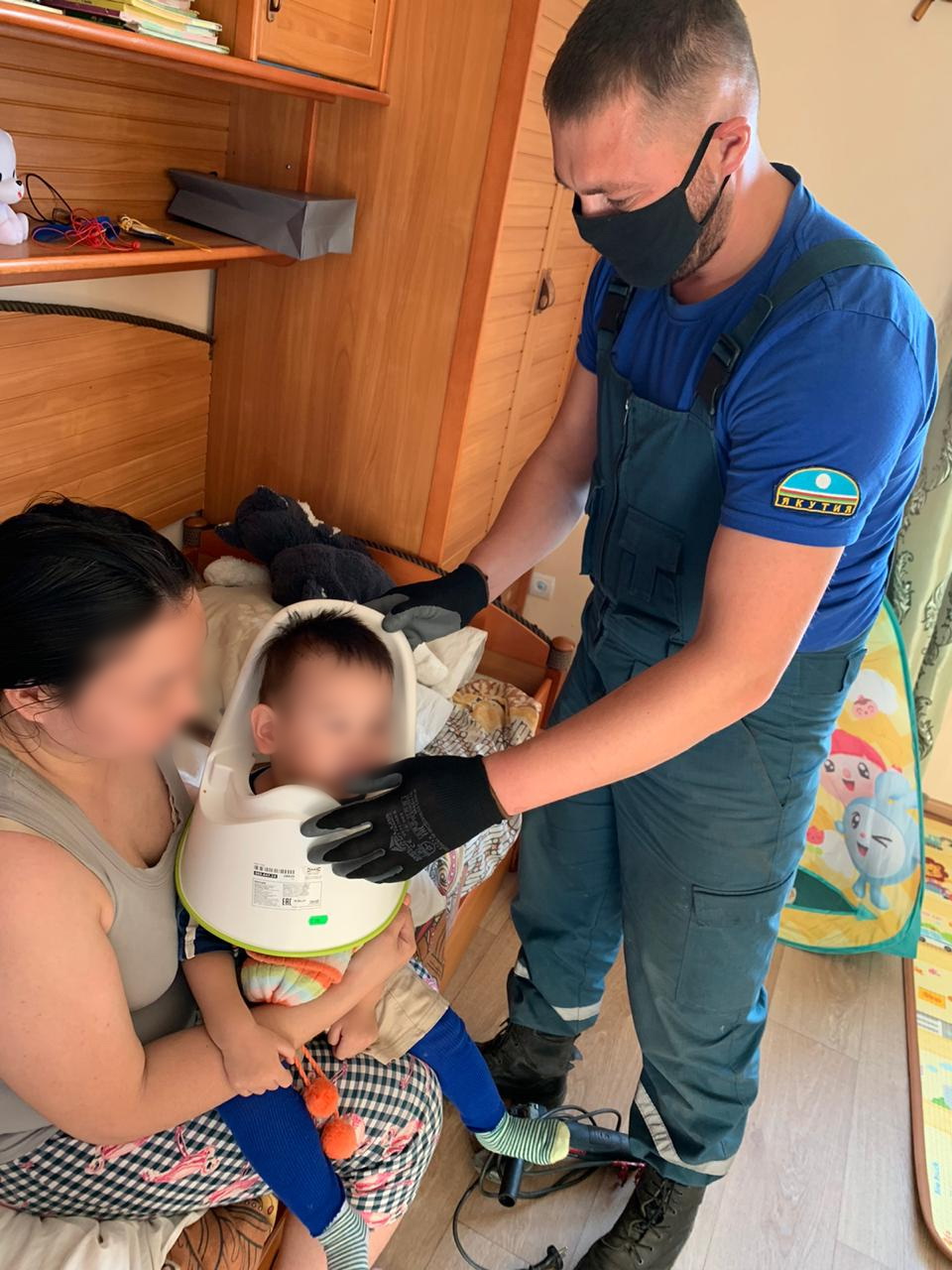 Спасатели вызволили из плена маленького якутянина, надевшего на голову горшок