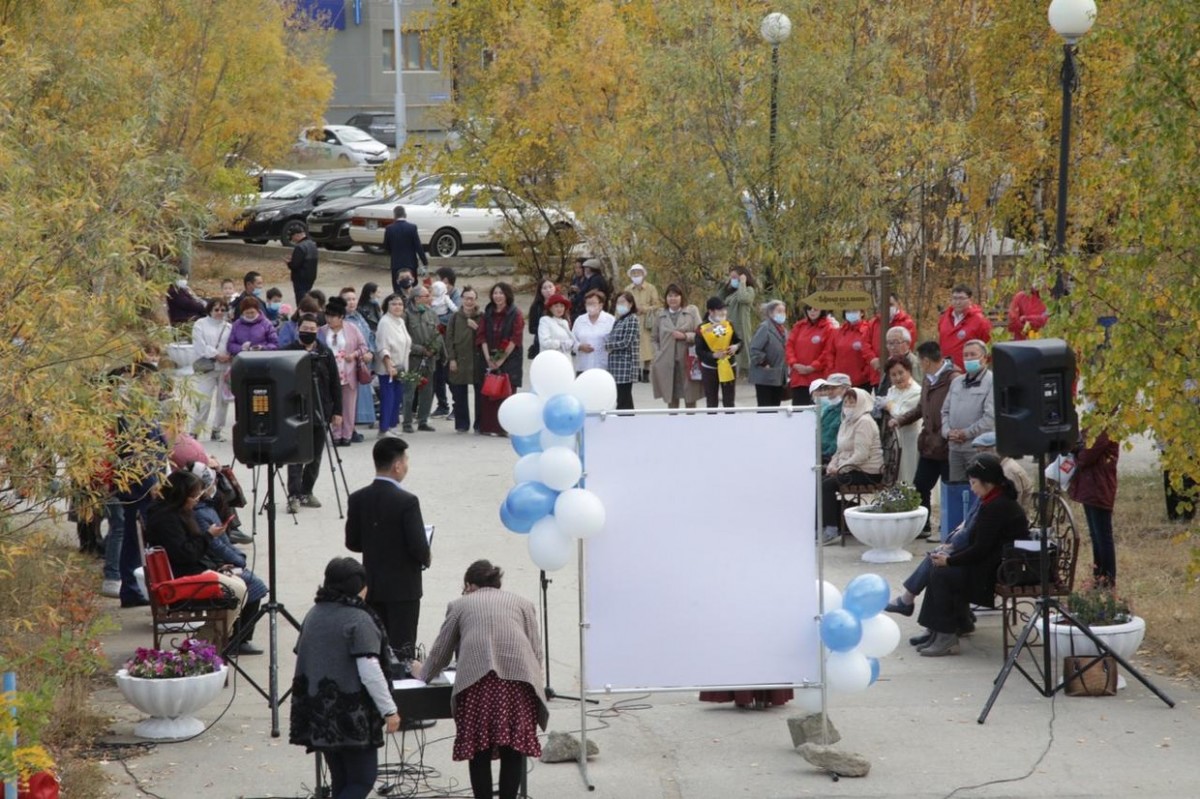 В сквере Карла Маркса в Якутске открыли именные скамьи певице Екатерине Захаровой и мелодисту Денису Данилову