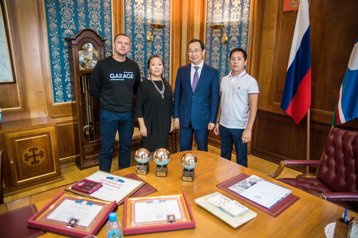 Айсен Николаев вручил творческой группе фильма "Пугало" сертификат на 3 млн рублей