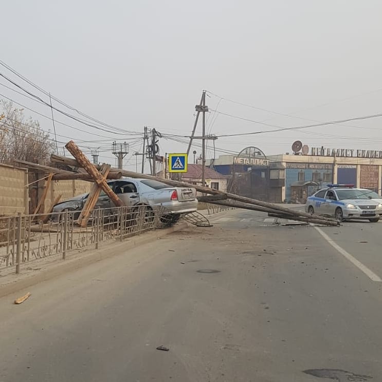 Фотофакт: Автомобилист снес столб на улице Билибина в Якутске