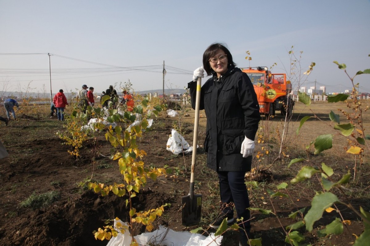 Сардана Авксентьева приняла участие в высадке деревьев в Парке Победы