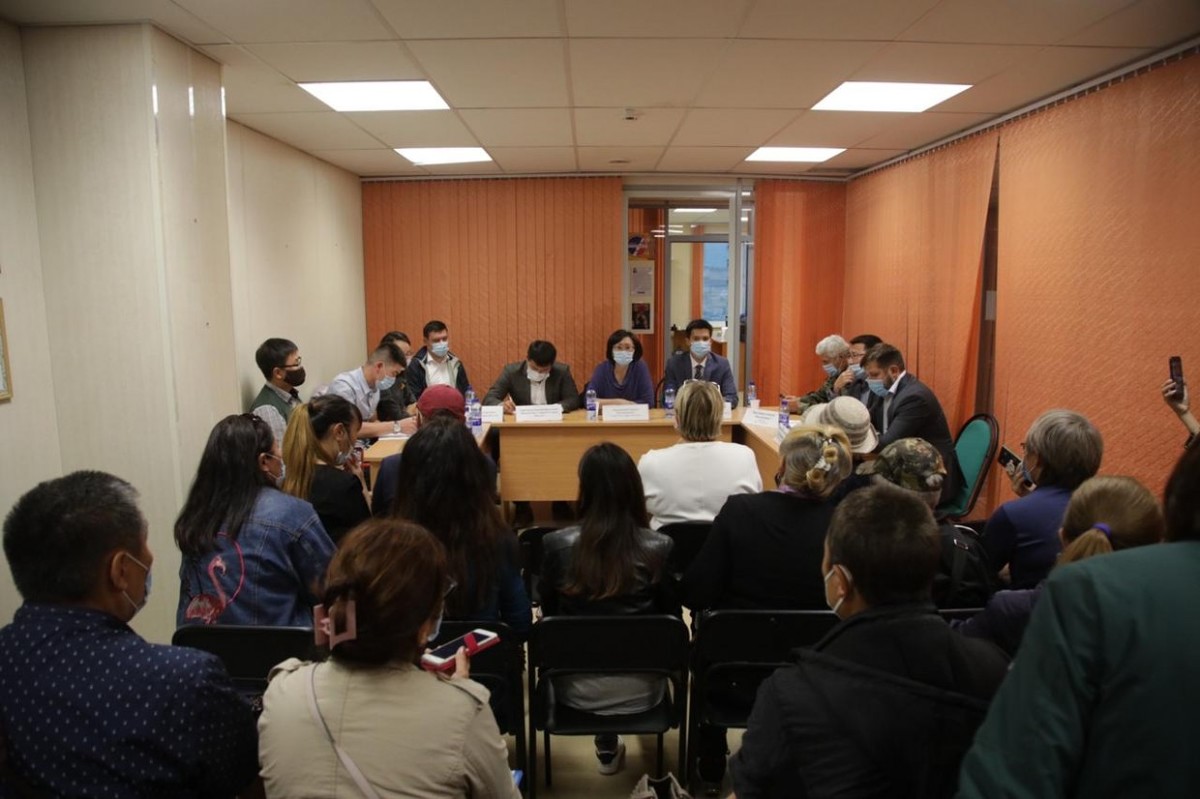 Сардана Авксентьева встретилась с жильцами аварийного дома по ул. Автодорожная, 8/4