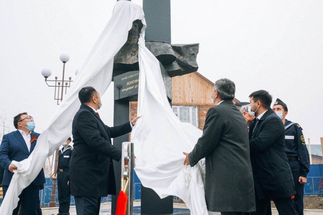 Ко Дню государственности республики в Якутске открыли сквер имени Героя Советского Союза Владимира Лонгинова