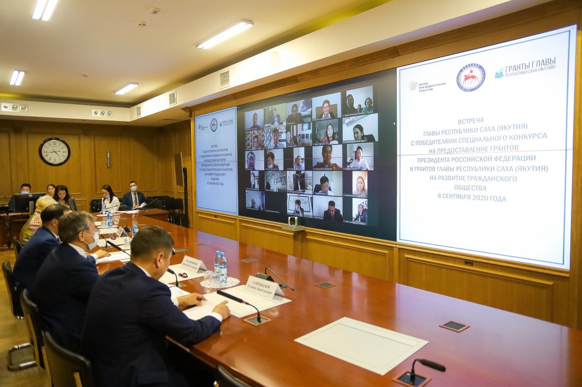 Айсен Николаев поздравил победителей конкурса президентских грантов и грантов главы республики