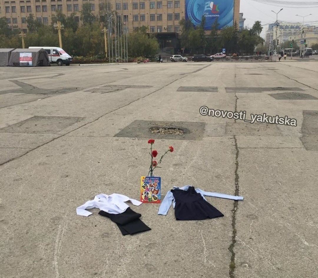 Фотофакт: родители учеников устроили акцию с требованием вернуть очное обучение в школах Якутска
