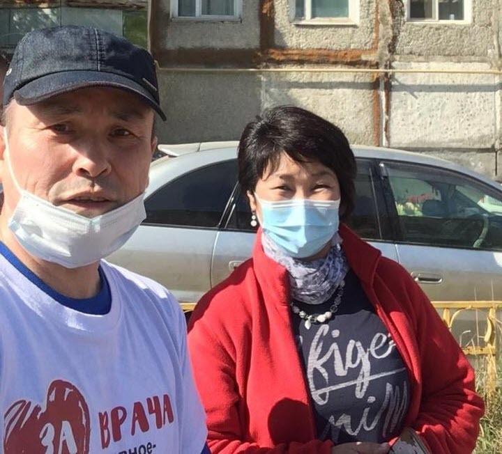 Видеофакт: Политтехнолог исполнил танец на площади Якутска в честь победы кандидата от ЕР