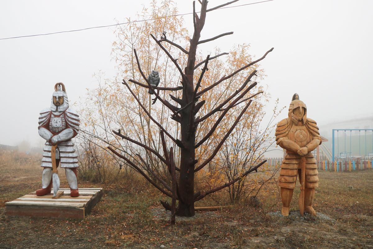 Фотофакт: Рядом с исправительной колонией появились фигуры якутских богатырей