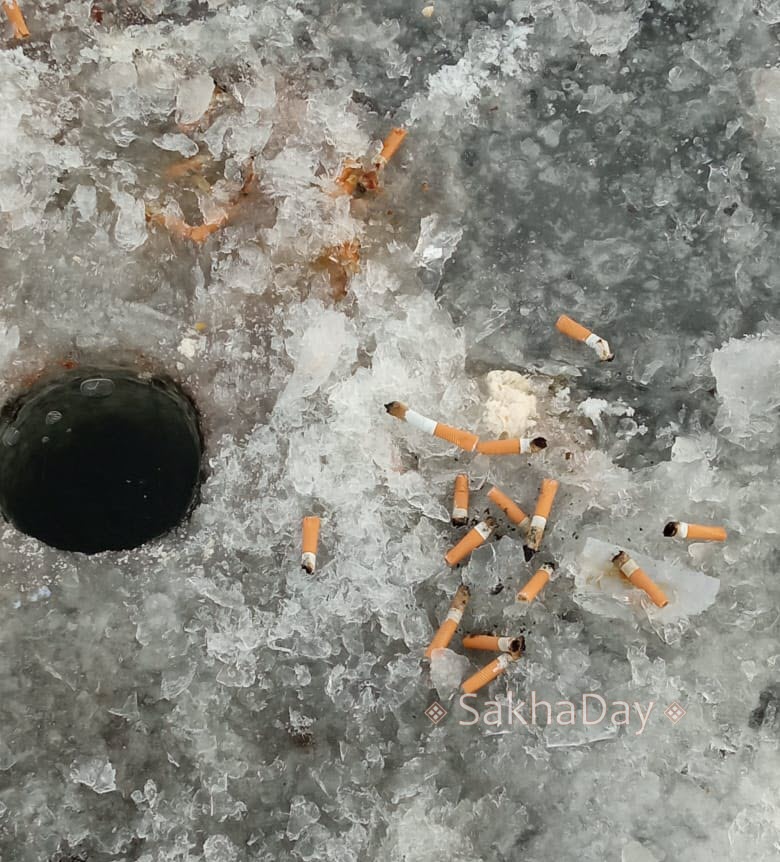 Любители зимней рыбалки превращают протоку реки Лены в гадюшник