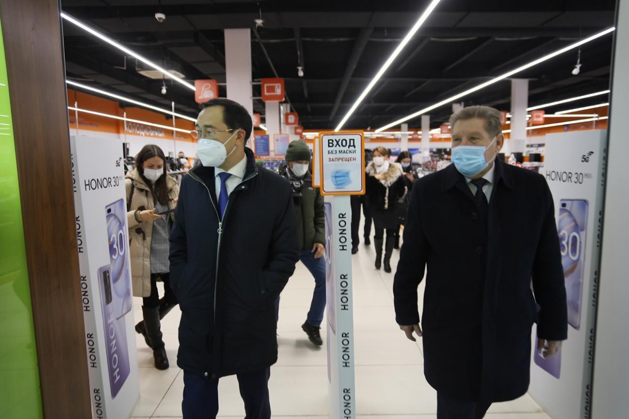 Глава Якутии проверил соблюдение санитарно-эпидемиологических требований в одном из торговых центров Нерюнгри