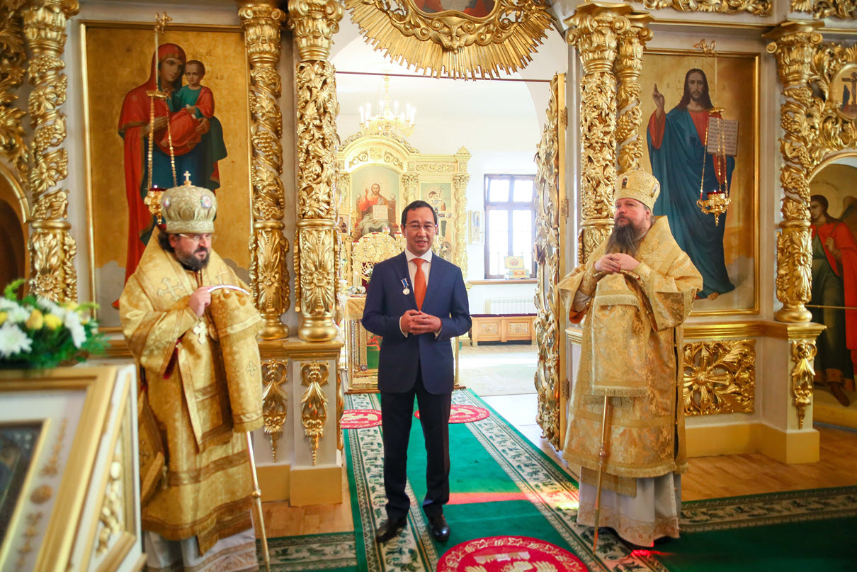 Айсен Николаев принял участие в Божественной литургии в честь 150-летия Якутской епархии