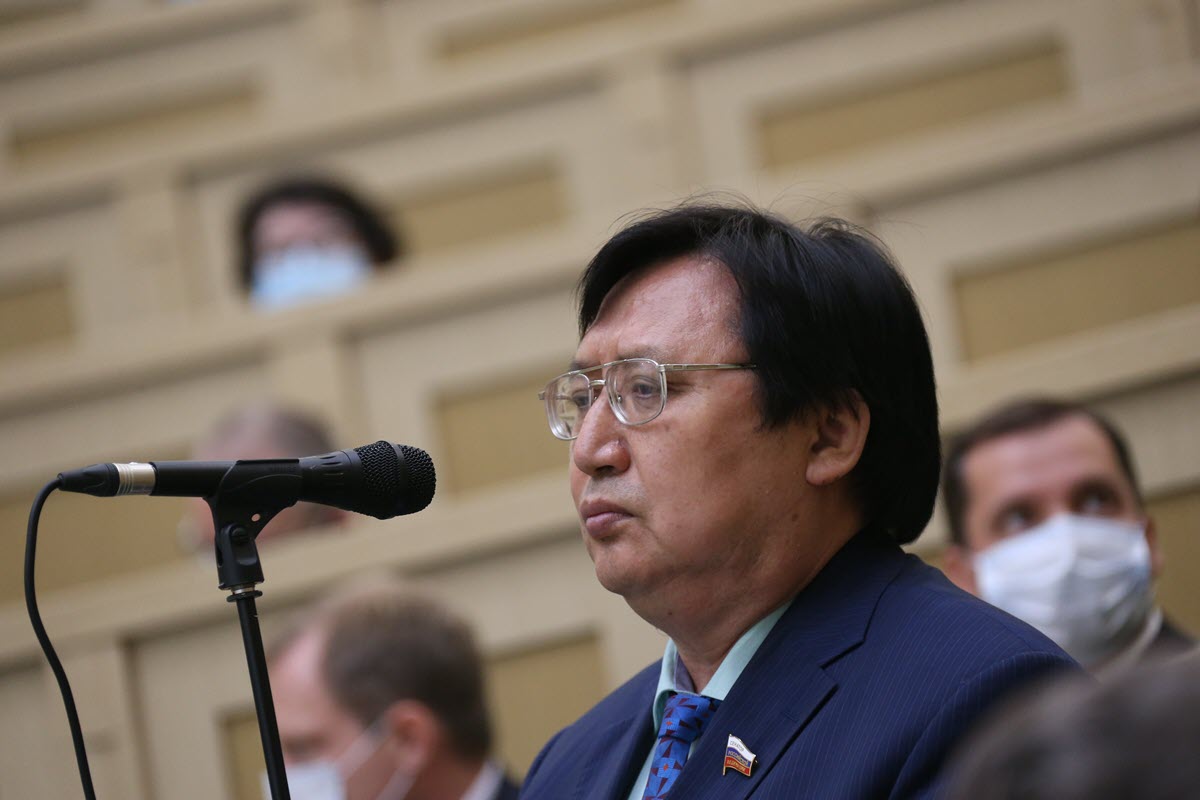 «Золотой мост можно было построить за это время!». Сенатор Акимов выступил в Совете Федерации по "бородатому вопросу"