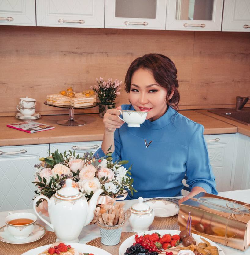 Фотофакт: Певица Сахая открыла кондитерскую