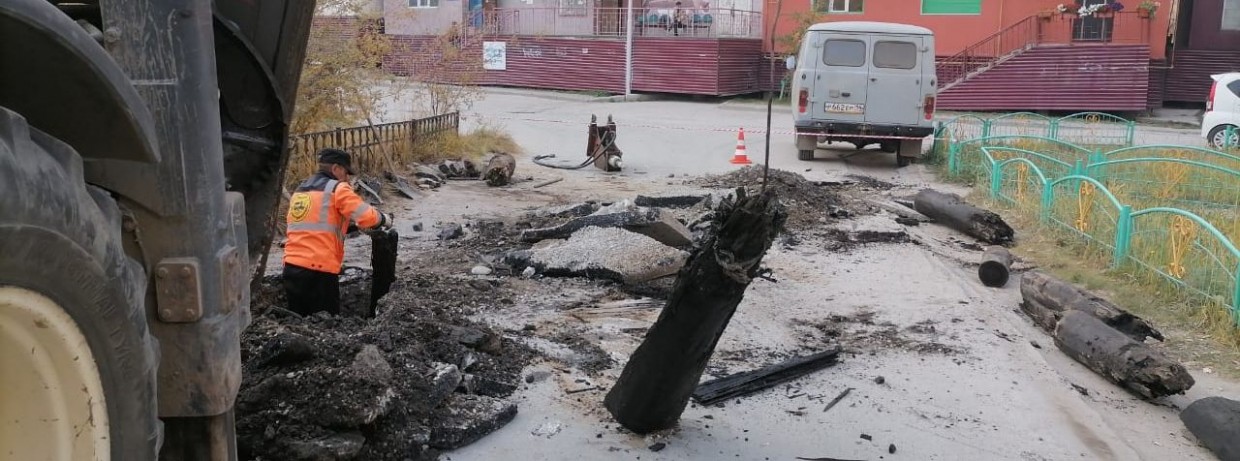 Более 400 пней выкорчевали из-под тротуаров и во дворах в Якутске
